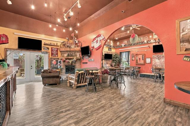 Arch into the lounge