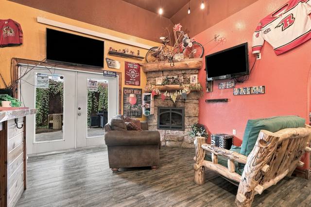 Lounge with doors to the patio